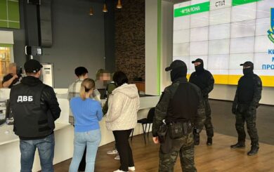 Схеми у сервісному центрі МВС Києва: адміністратори незаконно роздавали пільгові талони
