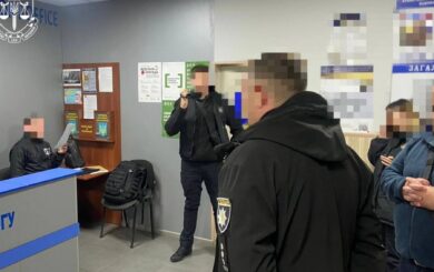 Замість служби — шахрайство: поліцейського з Кривого Рогу звинувачують у привласненні грошей померлих
