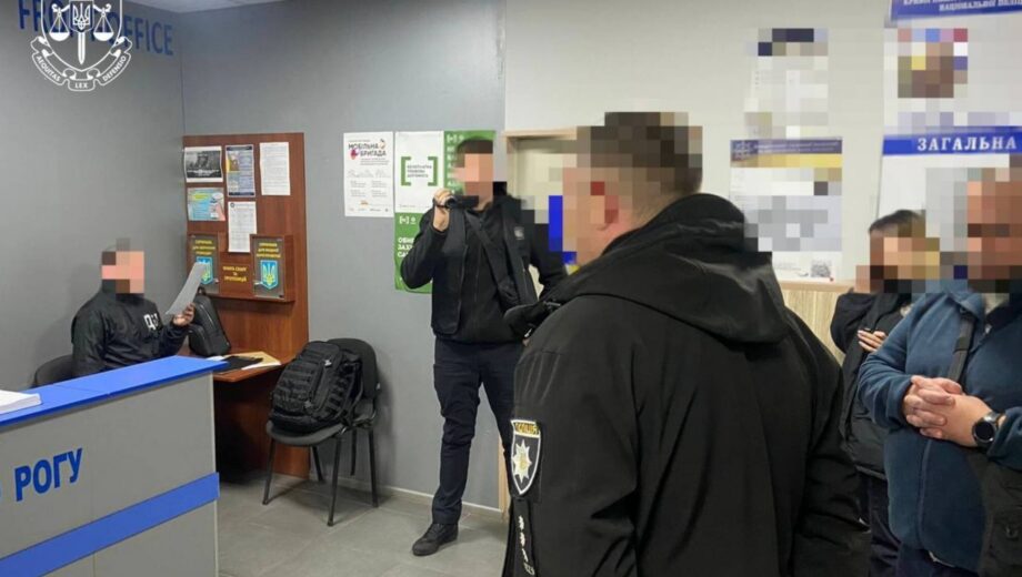 Замість служби — шахрайство: поліцейського з Кривого Рогу звинувачують у привласненні грошей померлих
