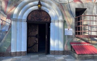 Жители Николаева не смогли попасть к укрытию в детском городке »Сказка»