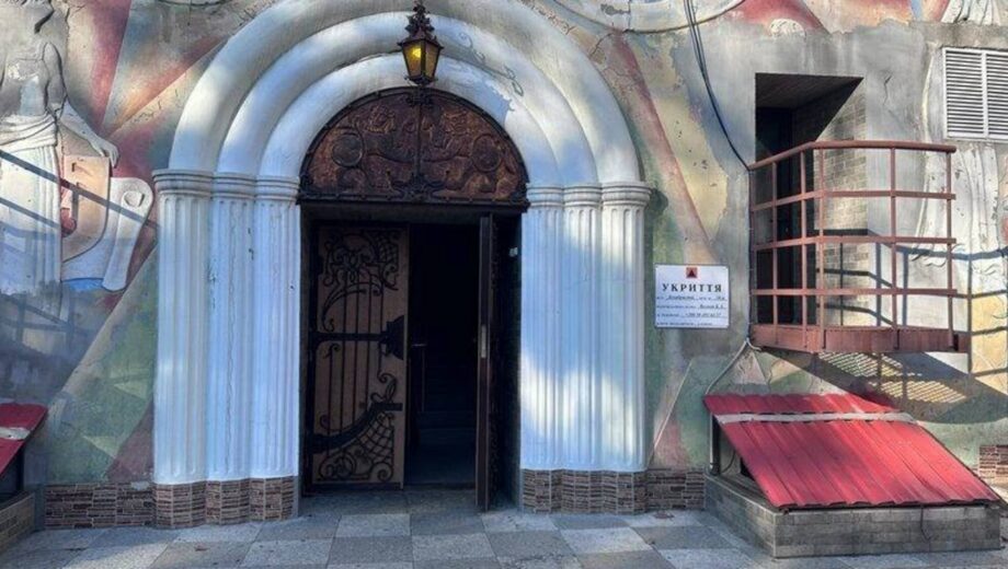 Жители Николаева не смогли попасть к укрытию в детском городке »Сказка»