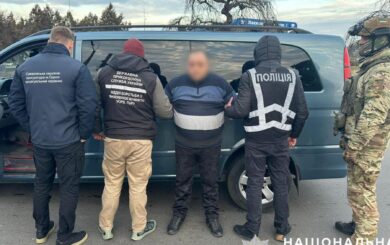 Поліція викрила схему перетину кордону чоловіками за підробленими документами