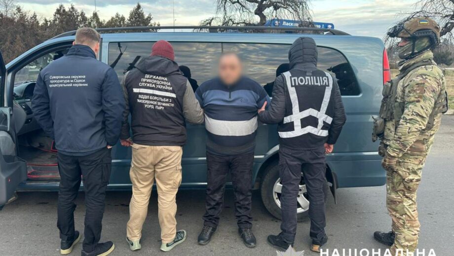 Поліція викрила схему перетину кордону чоловіками за підробленими документами