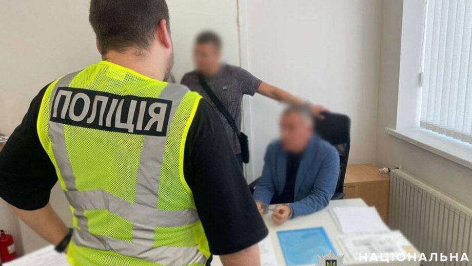 Схема за 1800 доларів: у Києві викрили посадовця, який оформляв мігрантів як студентів