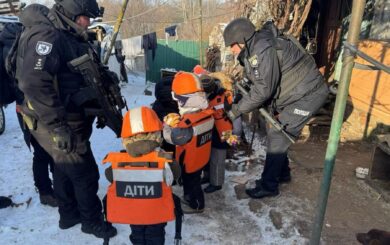 Полицейские »Белого Ангела» спасают семьи из-под огня в Сумской области