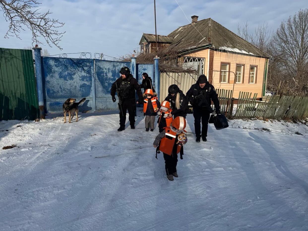 Поліція Сумщини продовжує рятувати людей із зони бойових дій