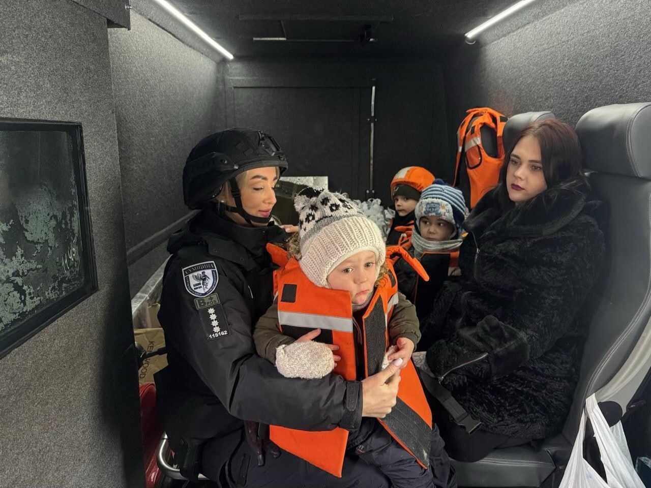 Полиция Сумщины продолжает спасать людей из зоны боевых действий