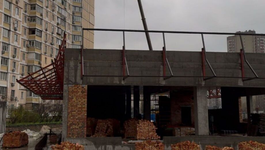 McDonald’s под видом паркинга? На Позняках на землях для обслуживания автотранспорта строят заведение фастфуда