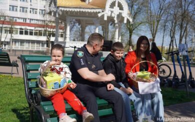 Пасхальная поддержка от полиции: как в Сумах почтили память погибших