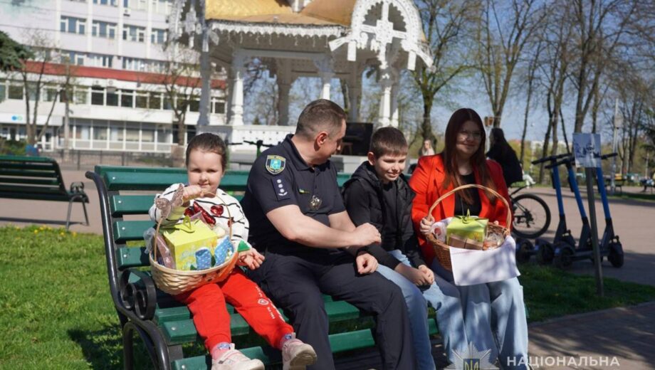 Пасхальная поддержка от полиции: как в Сумах почтили память погибших