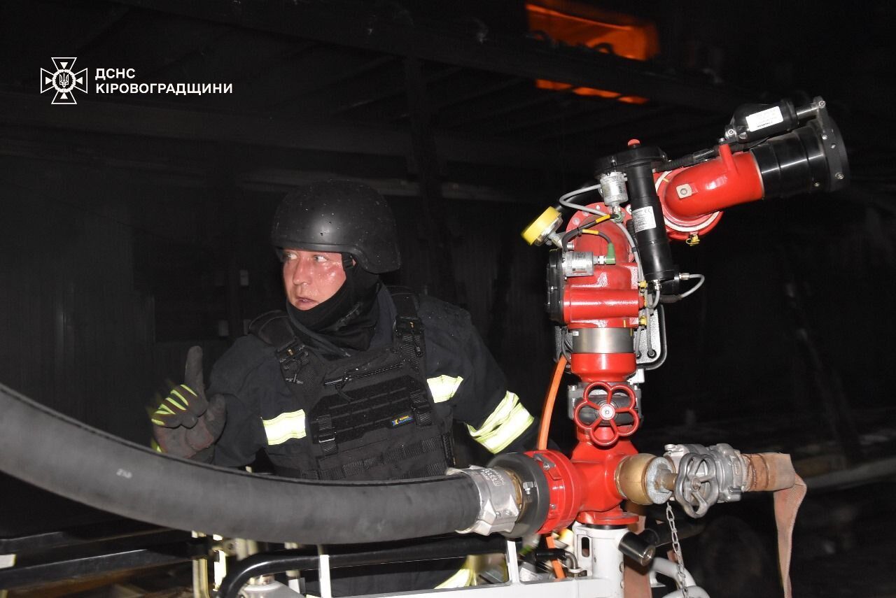 Кропивницький після удару дронів: ДСНС показала перші фото з місця
