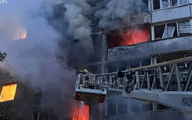 Росія атакувала Київ балістичними ракетами: двоє загиблих, п’ятеро поранених, зокрема діти