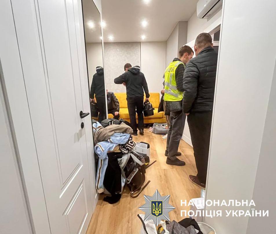 У центрі столиці затримали групу блогерів за публічне хуліганство та демонстрацію зброї