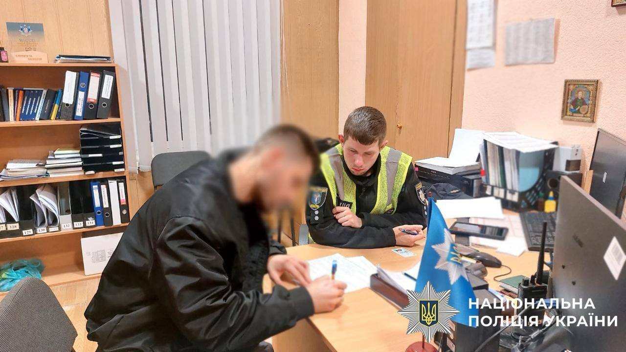 У центрі столиці затримали групу блогерів за публічне хуліганство та демонстрацію зброї