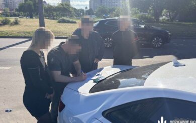 Колишня правоохорониця за гроші ”чистила” базу ухилянтів — ДБР