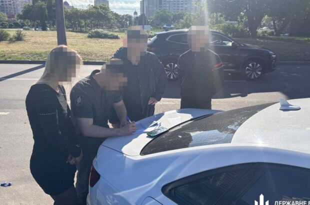 Колишня правоохорониця за гроші ”чистила” базу ухилянтів — ДБР