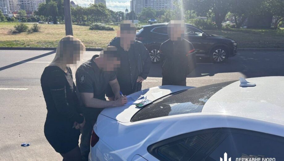 Колишня правоохорониця за гроші ”чистила” базу ухилянтів — ДБР