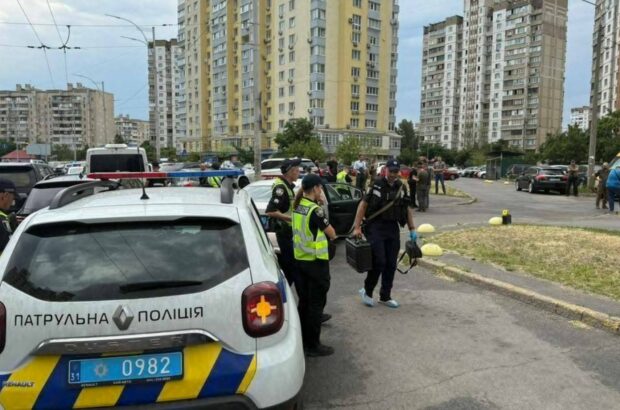 У Києві вранці вбили чоловіка пострілом у салоні авто
