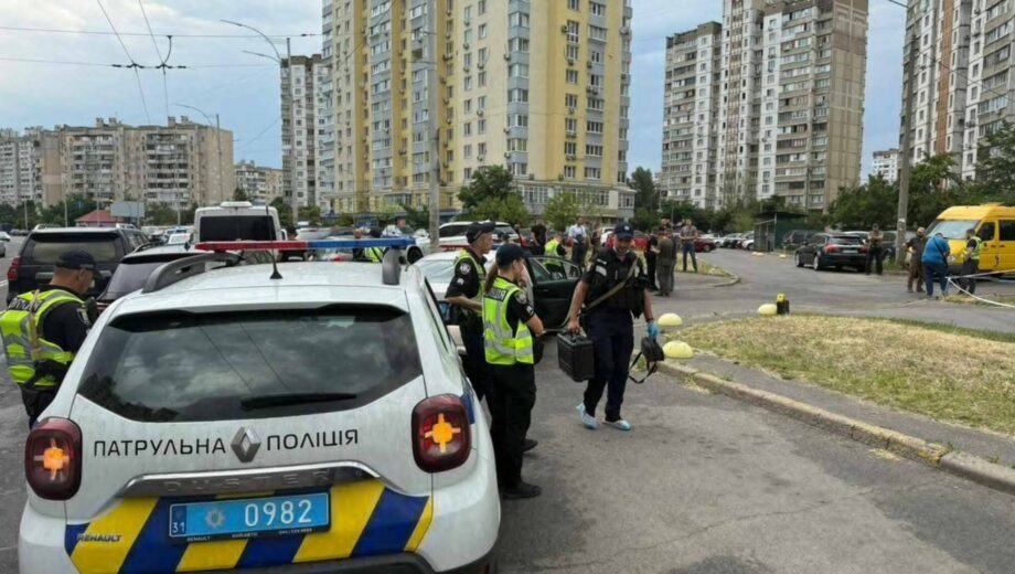 У Києві вранці вбили чоловіка пострілом у салоні авто