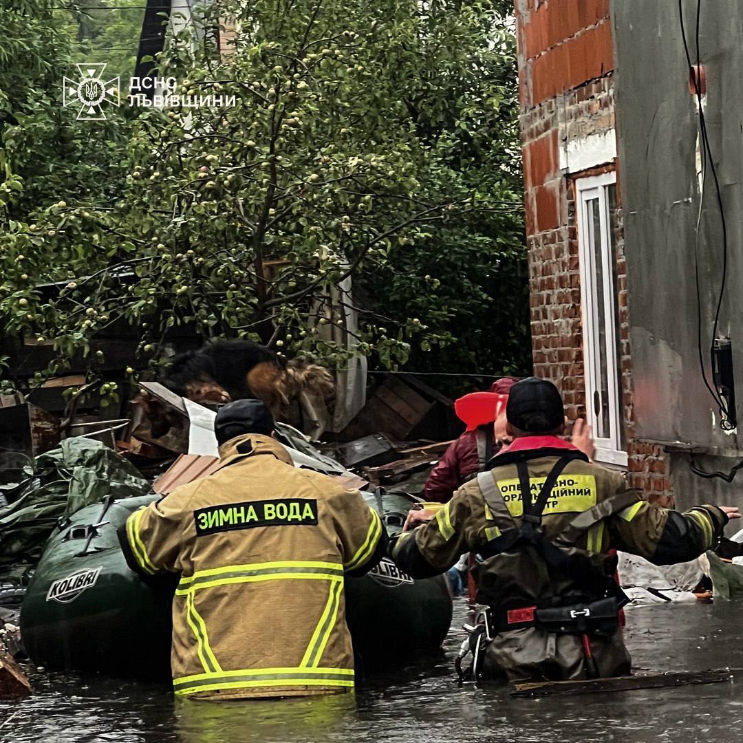 Львівщина у воді: негода підтопила дороги, будинки, людей евакуювали
