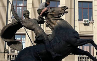 У Львові чоловік виліз на пам’ятник на честь загиблих правоохоронців під час хвилини мовчання