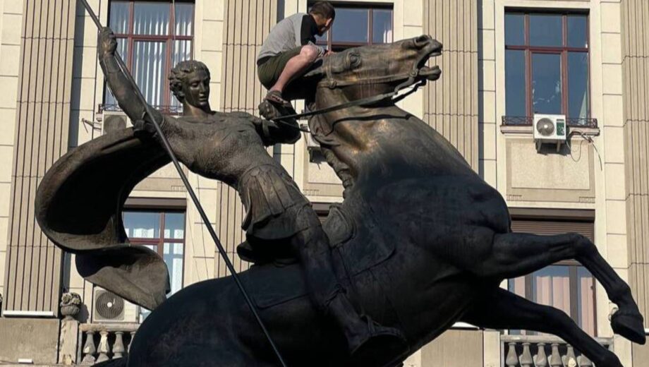 Во Львове мужчина вылез на памятник в честь погибших правоохранителей во время минуты молчания