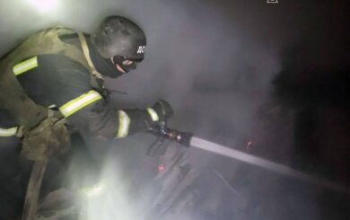 Повітряна тривога, удари по інфраструктурі і зупинка потягів — підсумки ночі