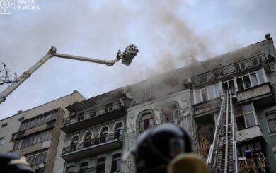 У центрі Києва ввечері спалахнула пожежа в багатоповерхівці: працюють понад 100 рятувальників