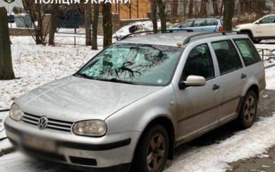 В Киеве водитель ездил с »противопехотной миной» на крыше машины