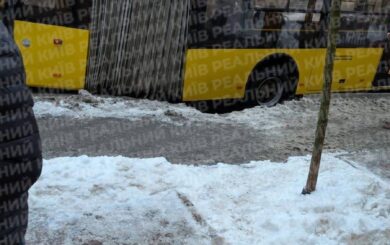 Тролейбус провалився на Софіївській: центр столиці в заторі