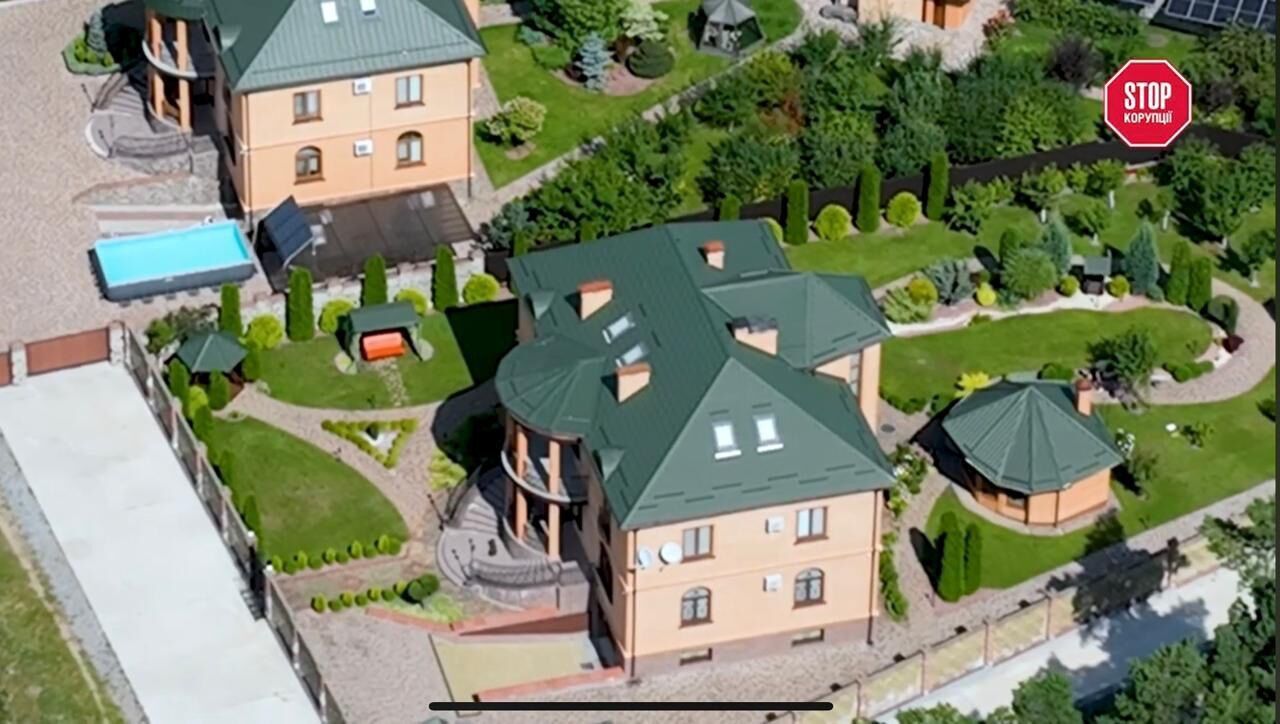 Мільйони з бюджету, маєтки для своїх і тиша на будівництві: хто тримає Нетішин ''у кишені'', – розслідування