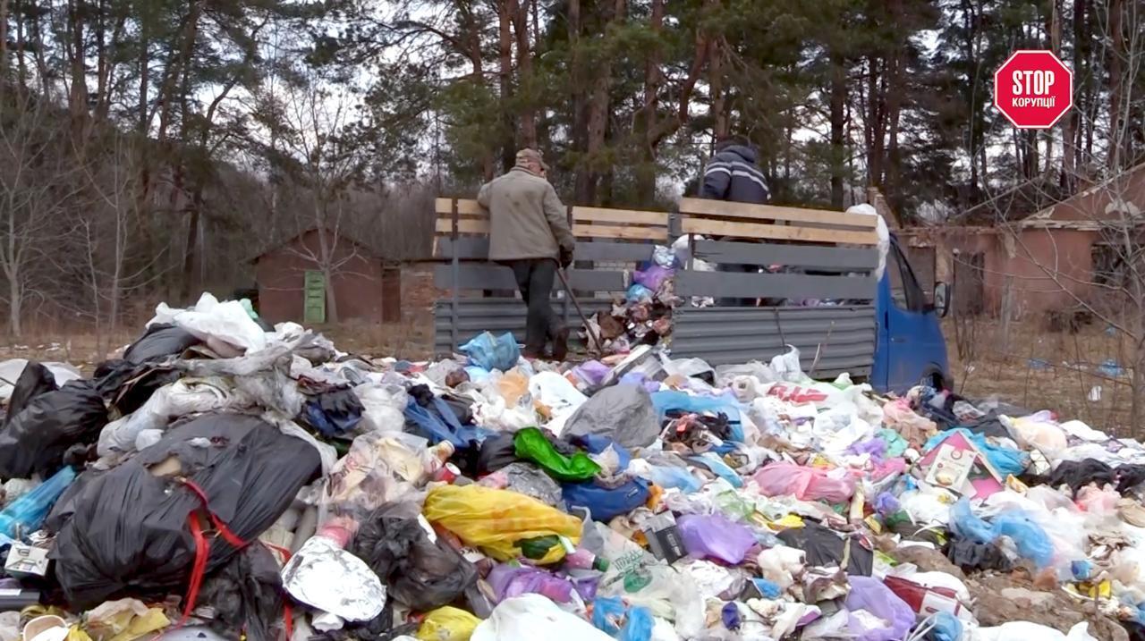 Медицинские отходы под открытым небом: как в Житомире в поле утилизируют шприцы и капельницы
