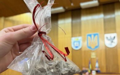 В Івано-Франківську меру подарували будівельне сміття під час сесії