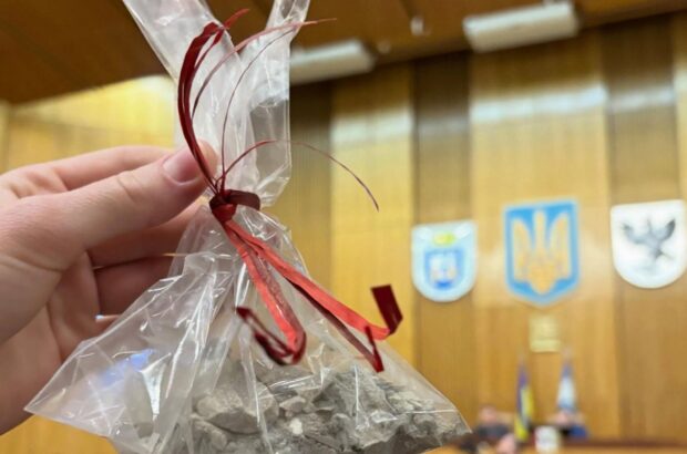 В Івано-Франківську меру подарували будівельне сміття під час сесії