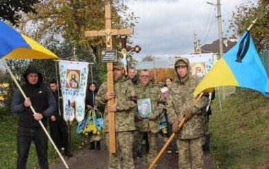 Віднів: на похороні військового парафіяни УПЦ МП не пускали процесію до церкви