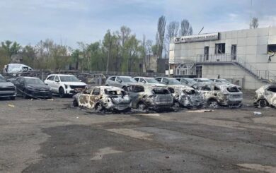 Ракетная атака уничтожила автомобильный салон Mercedes в столице