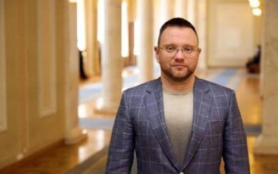 Семья депутата »Слуги народа» фигурирует в схемах с гуманитарными деньгами – Absolution Leaks