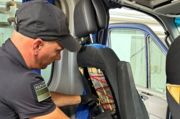 На Львівщині затримали чоловіка з бурштином у сидіннях авто