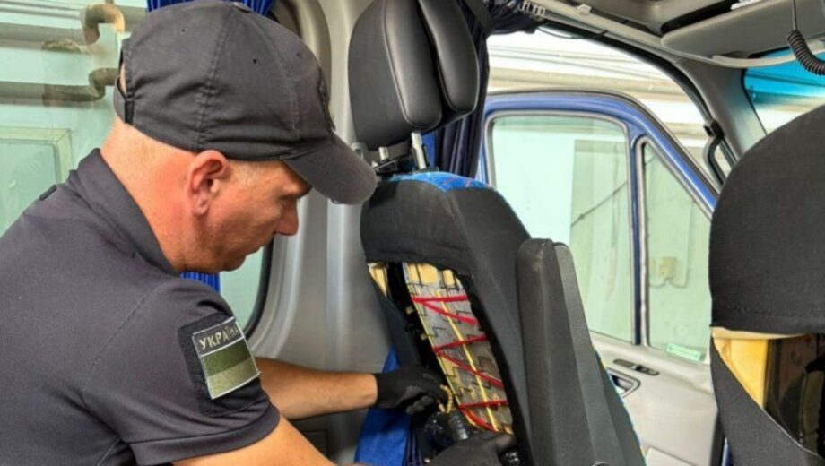 На Львівщині затримали чоловіка з бурштином у сидіннях авто