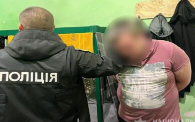 У Запоріжжі поліцейські викрили ув’язненого, що ”продавав” військовослужбовцям товари, яких не існувало