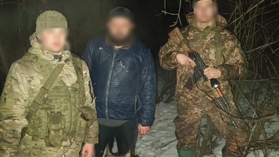 На Закарпатье из Тисы вытащили мужчину, который хотел попасть через реку в Венгрию (видео)