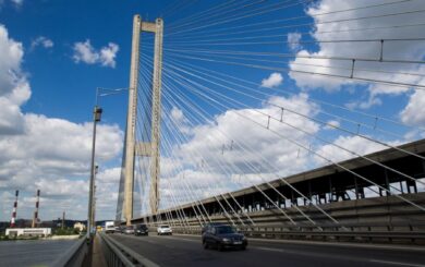 У Києві часткового відновили рух мостом, де оскандалився Віктор Павлік