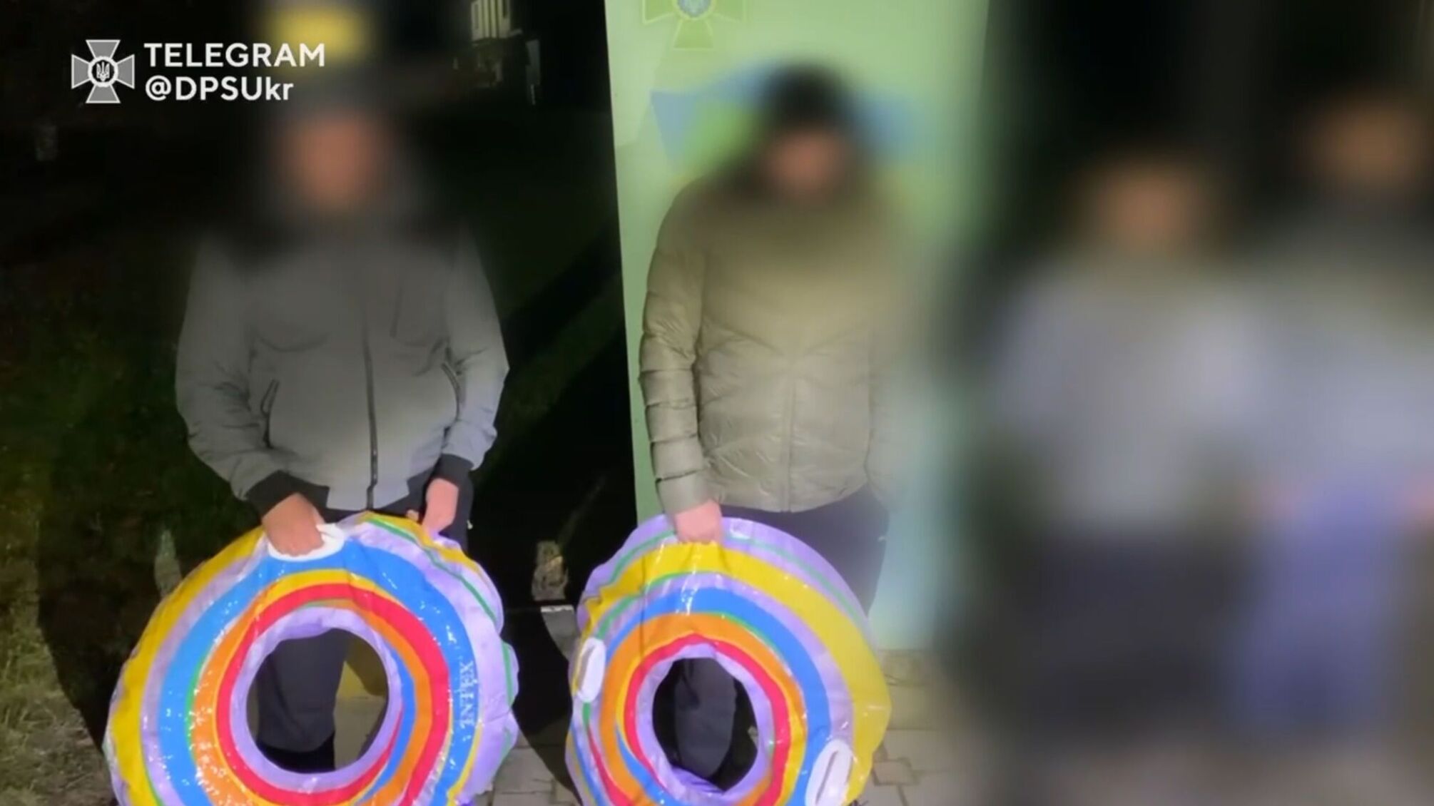 Чоловіки з кругами