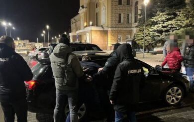 Затримали тернополянина, який допомагав військовозобов’язаному виїхати за кордон за 9 700 доларів