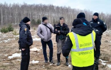 На Рівненщині поліцейські затримали зловмисника, який скоїв напад на жінок, погрожуючи їм гранатою