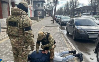 У Запоріжжі СБУ затримала рекетирів, які ”вибивали” гроші з дружини загиблого воїна ЗСУ