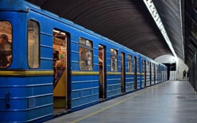 Пасажирка впала на колії: у Києві закрили центральні станції ”червоної” гілки (відео)