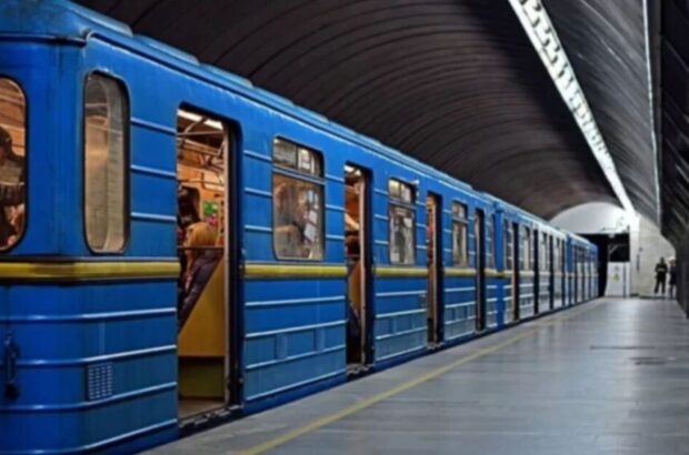 Пассажирка упала на рельсы: в Киеве закрыли центральные станции »красной» ветви (видео)