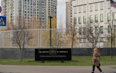 Россия снова угрожает ударами по Киеву: в МИД опровергли информацию о »выезде» посольства США
