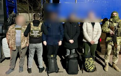 На границе с Молдовой остановили водителя, за 8 тысяч долларов перевозившего нелегальных пассажиров
